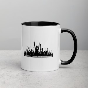 Puede incluir: Taza de cerámica blanca con borde y asa negros. La taza presenta una silueta negra de una multitud de personas con las manos levantadas y el texto "Here's my church, I sing in the choir."