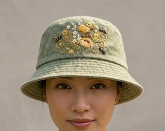 Handgeborduurde bijenhoed, katoenen hoed met honingraat en wilde bloemen, Cottagecore Nature Fisherman Cap cadeau voor haar