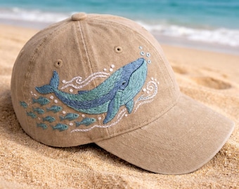 Geborduurde baseballpet walvis, op de oceaan geïnspireerde gewassen katoenen hoed, handgemaakte kustvaderhoed, zeeliefhebber cadeau, esthetiek zeeleven