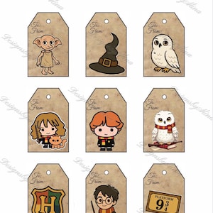 Puede incluir: Una hoja de etiquetas de regalo de Harry Potter con varias ilustraciones de personajes. Cada etiqueta es rectangular con esquinas redondeadas y un pequeño agujero en la parte superior. Las etiquetas presentan personajes como Dobby, Harry Potter y Hedwig, con el texto "To: From:" impreso.