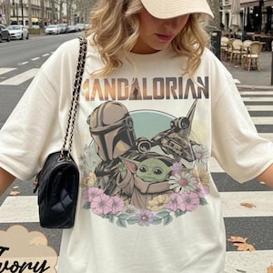 Vintage Mandalorian Grogu-skjorta, This Is The Way-tröja, Star Wars-blommig skjorta, Galaxy's Edge Disney-semestertröja, pappa-julgästtröja bild 1