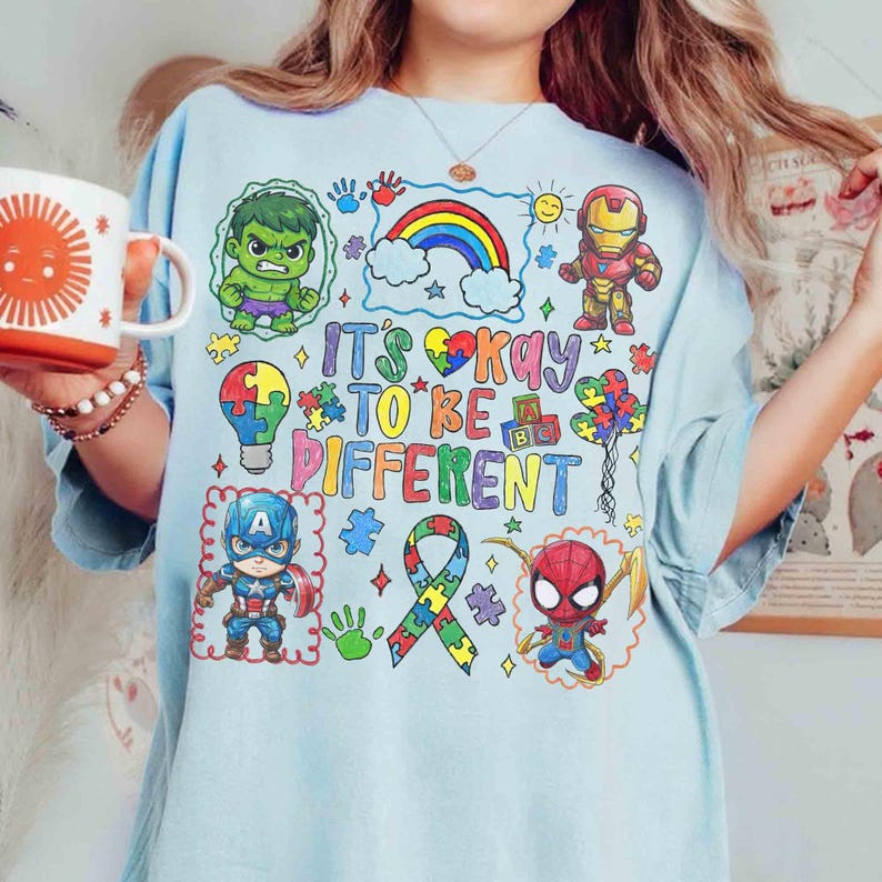 K&ouml;nnte beinhalten: Eine wei&szlig;e Keramik-Tasse mit schwarzem Henkel und dem Text "But First, Coffee" in schwarzer, handschriftlicher Schrift. Die Tasse steht auf einer wei&szlig;en Oberfl&auml;che.