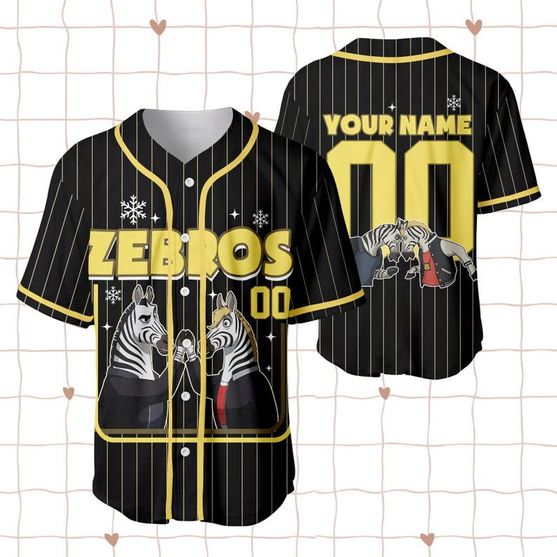 Puede incluir: Camiseta de b&eacute;isbol negra con rayas finas y detalles amarillos. El frente muestra "ZEBROS" en amarillo, el n&uacute;mero "00" y un dise&ntilde;o de cebra de dibujos animados. La parte trasera tiene "YOUR NAME" y "00" en amarillo, con un gr&aacute;fico de cebra.