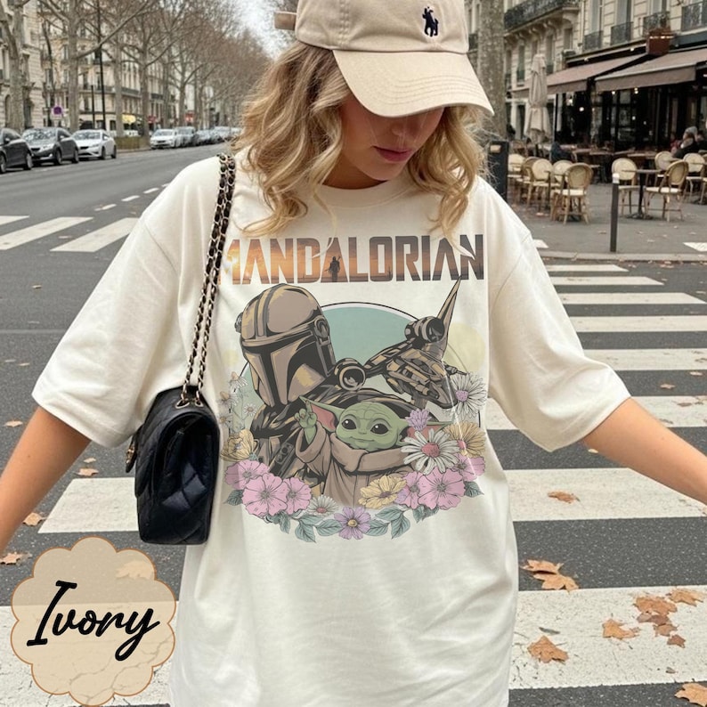 Vintage Mandalorian Grogu-skjorta, This Is The Way-tröja, Star Wars-blommig skjorta, Galaxy's Edge Disney-semestertröja, pappa-julgästtröja bild 1