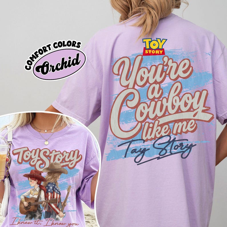 Może przedstawiać: Jasnofioletowy t-shirt z nadrukiem graficznym na plecach z napisem Toy Story oraz You're a Cowboy like me Tay Story. Grafika z przodu przedstawia dwie postacie w kowbojskich kapeluszach grające na gitarach z napisem Toy Story oraz I knew it.
