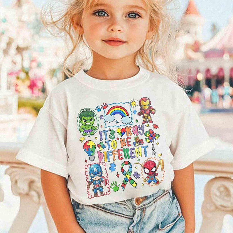 K&ouml;nnte beinhalten: Eine wei&szlig;e Keramik-Tasse mit schwarzem Henkel und dem Text "But First, Coffee" in fetter, schwarzer Schrift. Die Tasse steht vor einem verschwommenen Hintergrund, der eine gem&uuml;tliche Umgebung suggeriert.