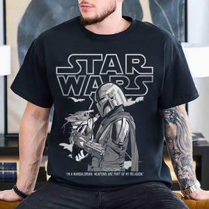 Może przedstawiać: Rustykalny drewniany szyld z napisem "Welcome to our home" w stylu ręcznym. Szyld jest prostokątny, z postarzanym wykończeniem i prostym, zapraszającym designem. Nadaje się do użytku wewnątrz i na zewnątrz.