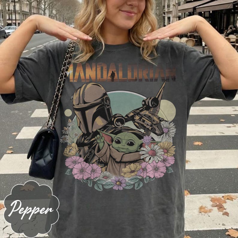 Vintage Mandalorian Grogu-skjorta, This Is The Way-tröja, Star Wars-blommig skjorta, Galaxy's Edge Disney-semestertröja, pappa-julgästtröja bild 2