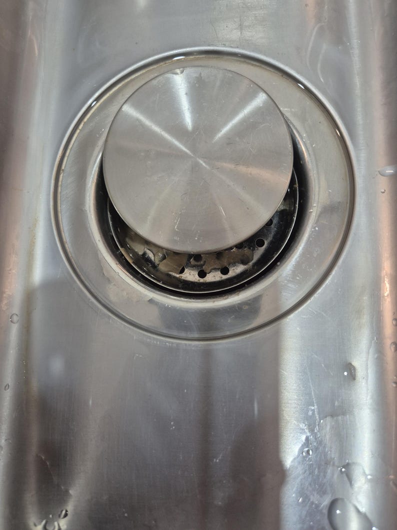 Say goodbye to messy sink strainers 🤢