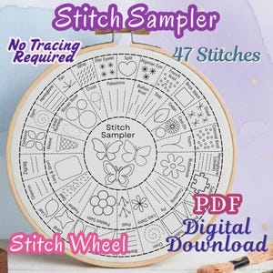 Op de afbeelding: Een ronde houten borduurring met een wit stoffen paneel bedrukt met een steekjes-samplerwiel. Het ontwerp bevat 47 verschillende borduursteekpatronen, vlinderillustraties en de tekst Stitch Sampler op het witte doek.