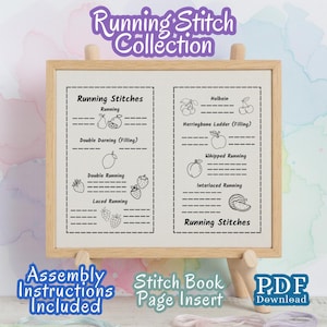Op de afbeelding: Een rechthoekig borduurvoorbeeld in een lichthouten lijst met de Running Stitch Collection. De witte stof toont zwarte tekst en lijntekeningen van fruit, waaronder kersen, een peer, een citroen, aardbeien en een schijfje watermeloen.
