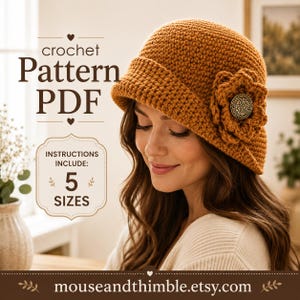 Puede incluir: Un sombrero tipo cloche de ganchillo color amarillo mostaza con un patrón de punto texturizado y una flor de ganchillo a juego con un botón metálico decorativo en el centro. La imagen incluye el texto: crochet Pattern PDF, INSTRUCTIONS INCLUDE: 5 SIZES, mouseandthimble.etsy.com.