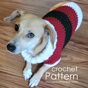 Könnte beinhalten: Ein kleiner Hund trägt einen rot, schwarz und weiß gehäkelten Pullover. Der Pullover hat einen weißen Kragen und ein gestreiftes Muster. Der Text "crochet Pattern" und die Website "mouseandthimble.com" sind im Bild zu sehen.