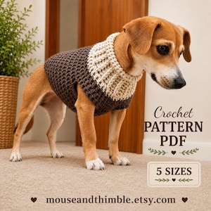 Puede incluir: Un suéter de ganchillo para perro en color marrón y crema con cuello acanalado y cuerpo texturizado. La imagen incluye el texto Crochet PATTERN PDF, 5 SIZES y mouseandthimble.etsy.com con detalles decorativos de hojas y corazones.