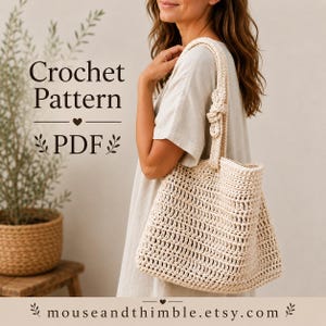 Könnte beinhalten: Eine cremefarbene Häkeltasche mit einem geknoteten Schulterriemen. Der Text Crochet Pattern PDF ist links zu sehen und die URL mouseandthimble.etsy.com ist unten aufgedruckt. Die Tasche hat ein strukturiertes Design mit offenem Maschenbild.