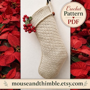 Könnte beinhalten: Ein beigefarbener Weihnachtsstrumpf aus Häkelarbeit mit einem umgeschlagenen Bündchen, das mit roten Beeren und grünen Blättern verziert ist. Ein kleiner brauner Knopf sichert die Aufhängeschlaufe. Ein rundes Etikett zeigt den Text Crochet Pattern PDF.