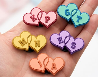 Adornos personalizados de corazones entrelazados para zapatos / Broches personalizados con iniciales de pareja para zuecos / Juego de 5 adornos de letras de PVC / Regalo de San Valentín para parejas y mejores amigos