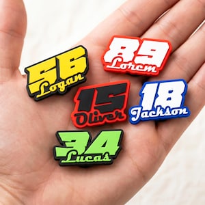 Puede incluir: Un juego de tres tazas de cerámica con un acabado mate moteado. Cada taza presenta un color diferente: azul claro, crema y gris. Las tazas tienen un diseño simple y moderno y un asa cómoda.