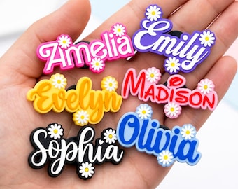 Aangepaste naam schoenbedels set van 5 stuks | Gepersonaliseerde madeliefje bloem klompen spelden | Aangepaste PVC-tekstbedels voor dames en meisjes | Leuke schoenaccessoires