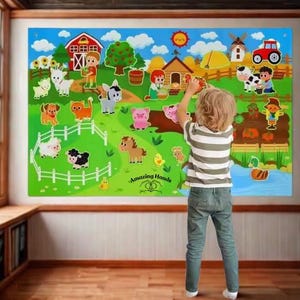 Op de afbeelding: Een kleurrijke puzzel met boerderijthema met verschillende dierfiguren en boerderij-elementen. De puzzel heeft een rode schuur, een windmolen en een tractor. De tekst "Amazing Hands" is zichtbaar op de puzzel. Een kind is bezig met de puzzel.