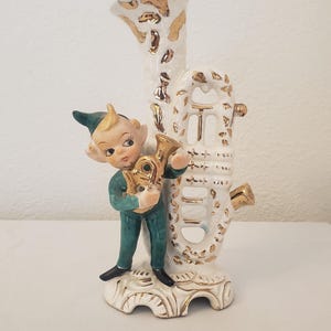 Statuetta vintage in porcellana di un elfo/folletto che suona il corno, prodotta da Lipper & Mann nel 1956 in Giappone.