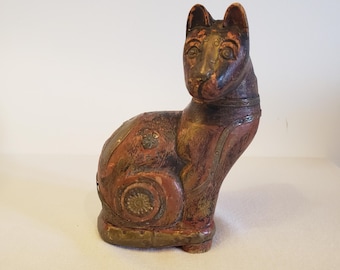 Escultura vintage de gato em estilo indiano Sudha, entalhada à mão em madeira e latão, com etiqueta intacta, Jaipur.