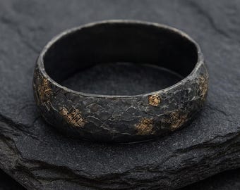 Heren geoxideerde sterlingzilveren ring met bladgoud handgemaakte getextureerde rustieke band alledaagse statement ring