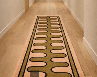 Alfombra de pasillo moderna de mediados de siglo, de lana con diseño de ondas abstractas, en tonos rosa y verde oliva, estilo retro personalizado, con mechones hechos a mano.