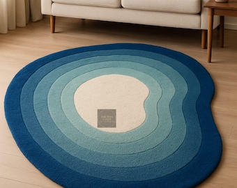 Tappeto ondulato blu astratto / Tappeto estetico moderno dalla forma irregolare unica per soggiorno e camera da letto / Design in lana annodata a mano con motivo a onde oceaniche.