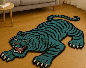 Blågrön tigerformad matta | Blå tigermatta | Handtuftad golvmatta med djurtryck. Maximalistisk heminredning. Statement-present till ett funky vardagsrum.