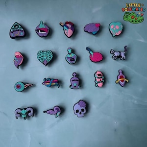 Pendentifs de chaussures coeur squelette tête de mort violet, breloques sabot PVC Halloween, breloques chaussure bricolage, accessoires en caoutchouc pour sabots, 18 pièces breloques