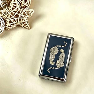 Zigarettenetui aus Metall mit goldenem Leopardenmuster, dunkelblaues, schlankes silbernes Etui mit zwei Gepardenmotiven – ein luxuriöses Geschenk für Wildtiere