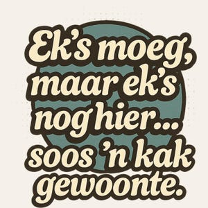 Cita retro en afrikáans PNG - Ek's Moeg Maar Ek's Nog Hier Soos 'n Kak Gewoonte - Diseño divertido de camiseta en jerga sudafricana