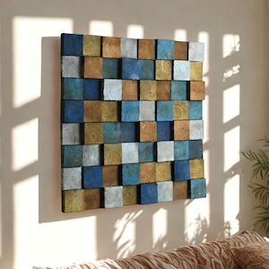 Handgefertigte 3D-Holzwandkunst, geometrische quadratische Platte für moderne Innenräume, strukturiertes Reliefdesign und skulpturale Funktion