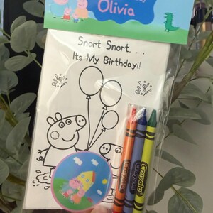 Peut inclure: Un ensemble de coloriage sur le th&egrave;me de l'anniversaire avec des personnages de Peppa Pig. L'ensemble comprend une feuille &agrave; colorier avec des ballons et le texte "Snort Snort... It's My Birthday!!", un autocollant et trois crayons Crayola.