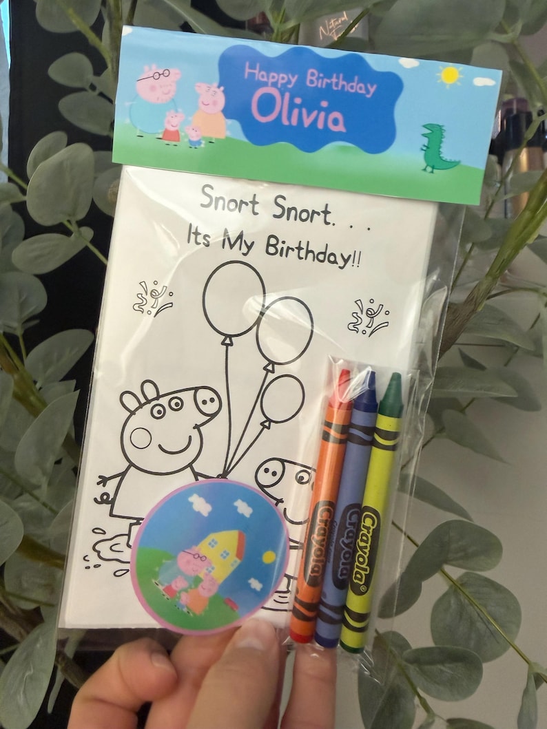 Peut inclure: Un ensemble de coloriage sur le th&egrave;me de l'anniversaire avec des personnages de Peppa Pig. L'ensemble comprend une feuille &agrave; colorier avec des ballons et le texte "Snort Snort... It's My Birthday!!", un autocollant et trois crayons Crayola.