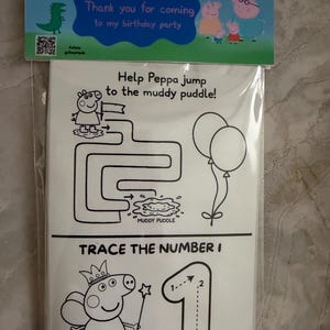 Peut inclure: Un sac de f&ecirc;te sur le th&egrave;me de Peppa Pig avec un en-t&ecirc;te bleu indiquant "Thank you for coming to my birthday party". Le sac contient un jeu de labyrinthe et une activit&eacute; de tra&ccedil;age de chiffres.