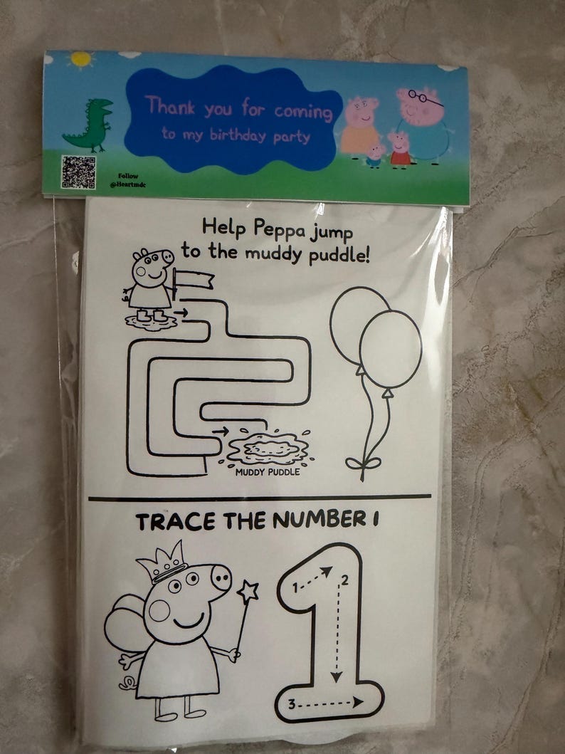 Peut inclure: Un sac de f&ecirc;te sur le th&egrave;me de Peppa Pig avec un en-t&ecirc;te bleu indiquant "Thank you for coming to my birthday party". Le sac contient un jeu de labyrinthe et une activit&eacute; de tra&ccedil;age de chiffres.