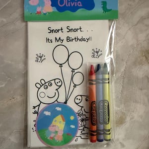 Peut inclure: Un ensemble de coloriage d'anniversaire sur le th&egrave;me de Peppa Pig. L'ensemble comprend une feuille de coloriage avec des ballons et le texte "Snort Snort... It's My Birthday!!", un autocollant rond et trois crayons orange, bleu et jaune. La banni&egrave;re sup&eacute;rieure indique "Happy Birthday Olivia".