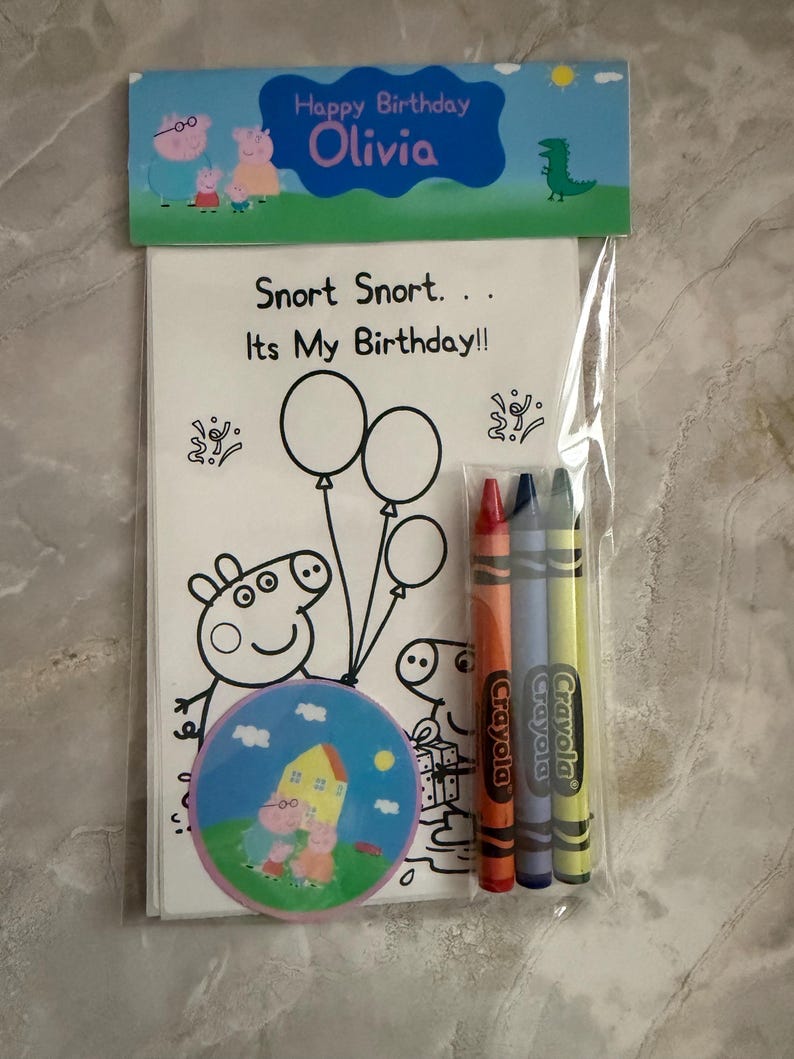 Peut inclure: Un ensemble de coloriage d'anniversaire sur le th&egrave;me de Peppa Pig. L'ensemble comprend une feuille de coloriage avec des ballons et le texte "Snort Snort... It's My Birthday!!", un autocollant rond et trois crayons orange, bleu et jaune. La banni&egrave;re sup&eacute;rieure indique "Happy Birthday Olivia".