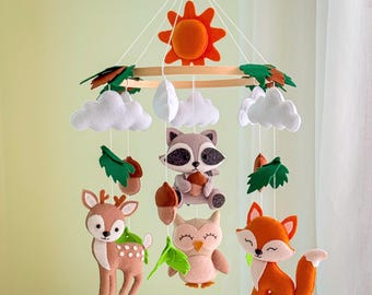 Mobile pour bébé des bois, animal de la forêt en feutre, décoration de chambre d'enfant faite main, cadeau de baby shower personnalisé