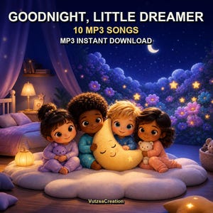Può includere: Download digitale di 10 canzoni MP3 intitolato GOODNIGHT, LITTLE DREAMER. L'immagine mostra quattro bambini diversi in pigiama seduti su un grande tappeto a forma di nuvola bianca, con peluche e un cuscino a luna gialla in camera.