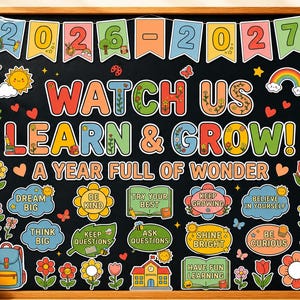 Può includere: Una bacheca nera con gagliardetti colorati che indicano l'anno 2026-2027, il testo WATCH US LEARN & GROW! A YEAR FULL OF WONDER e varie decorazioni tra cui fiori, una scuola, uno zaino e frasi motivazionali.