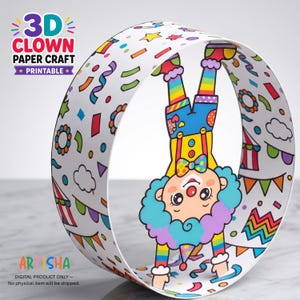 Puede incluir: Una manualidad de papel 3D imprimible que muestra a un payaso haciendo el pino. La banda de papel circular está decorada con confeti de colores, carpas de circo y banderines. El payaso lleva una camisa amarilla, pantalones cortos azules y pelo multicolor.