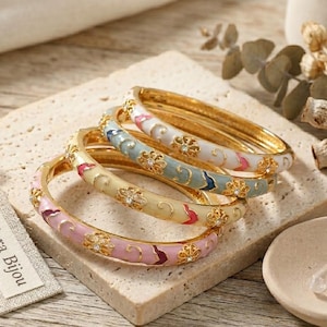 Blommigt emaljarmband - Guld- och emaljarmband - Modernt smycke för kvinnor - Finns i rosa, krämfärgad, himmelsblå och vit