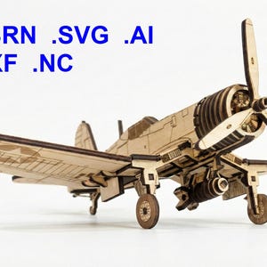 Könnte beinhalten: Ein detailliertes Holzmodell eines Propellerflugzeugs aus hellem Holz. Das Modell zeigt detaillierte Flügel und Rumpf, mit sichtbaren Zahnrädern und Rädern. Der Text oben lautet '.LBRN .SVG .AI .DXF .NC'.