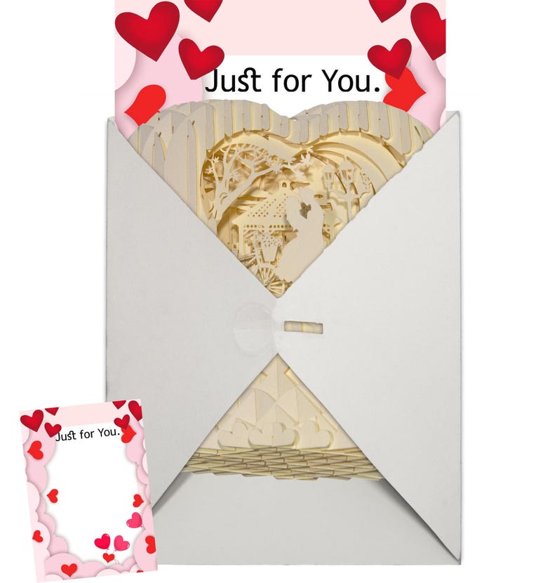Peut inclure: Une enveloppe blanche contenant une carte pop-up. La carte est en forme de c&oelig;ur et pr&eacute;sente un design 3D d'un couple dans un cadre romantique. L'enveloppe a un motif de c&oelig;ur rouge sur le devant et le texte "Just for You." au dos.