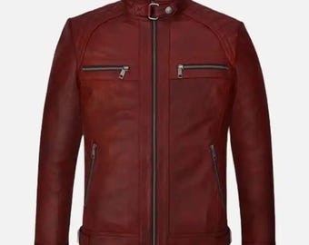 Puede incluir: Chaqueta de cuero burdeos con cuello alzado y cierre de cremallera frontal. Cuenta con dos bolsillos en el pecho con cremallera y dos bolsillos laterales. Las mangas tienen puños con cremallera y detalle de cinturón en la cintura.