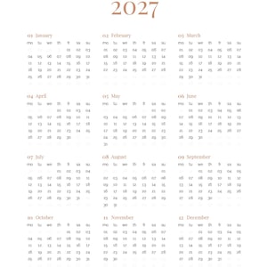Op de afbeelding: Een kalenderpagina voor 2027 met een minimalistische lay-out, waarbij het jaartal 2027 in een groot, gedempt bruin lettertype bovenaan staat. De twaalf maanden zijn in een raster geplaatst, met namen in bruin en dagen in zwart, eindigend met LaCerezaEclectica.