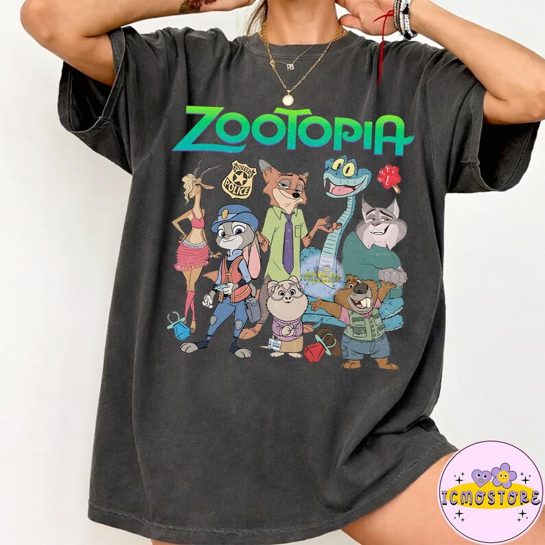Pu&ograve; includere: T-shirt Zootopia grigio scuro con una grafica colorata dei personaggi del film d'animazione. Il testo "Zootopia" &egrave; in verde e blu. La maglietta &egrave; realizzata in un materiale morbido.